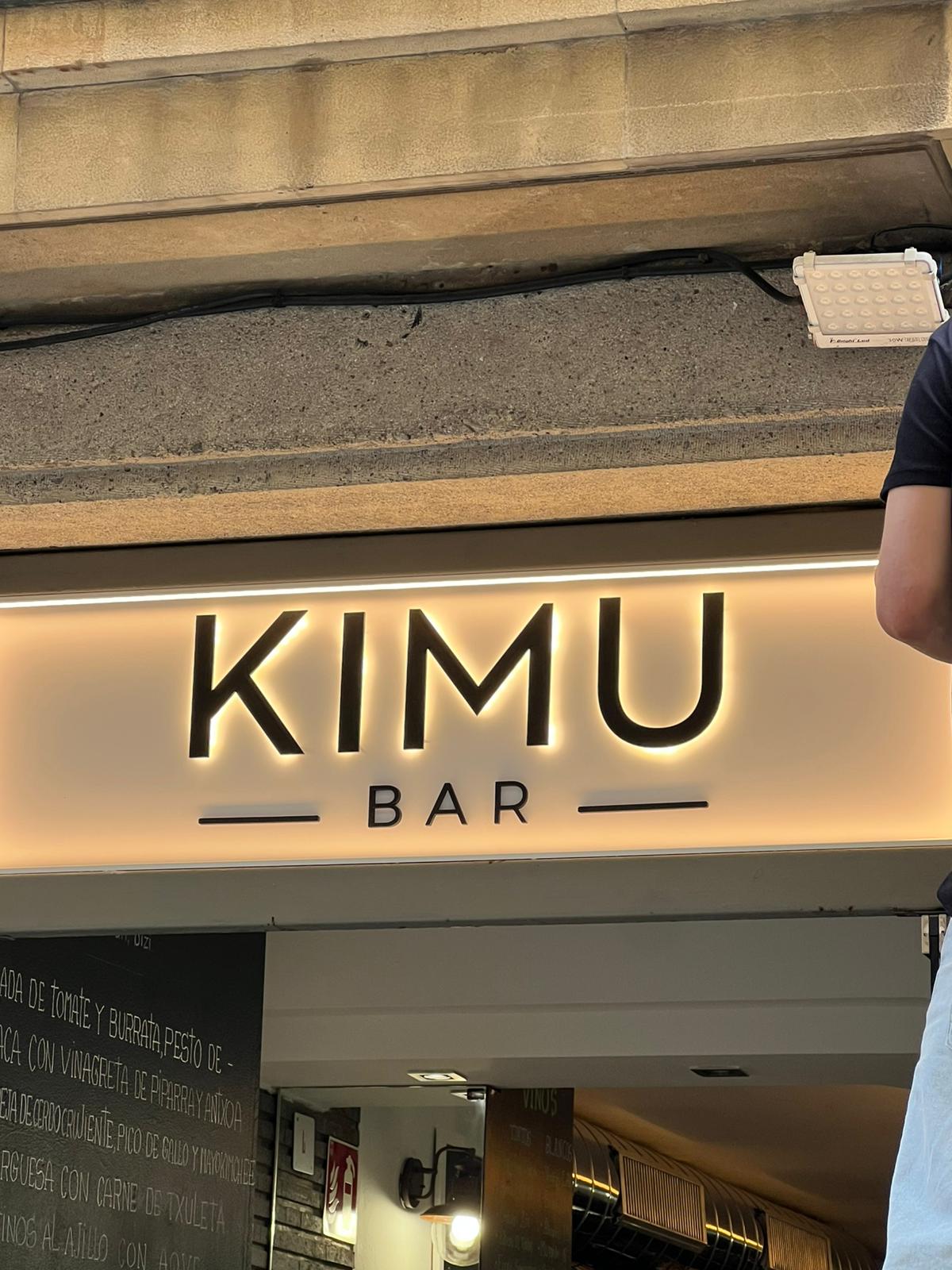 Rótulo KIMU Bar — caja de luz instalada por Yoka Rótulos en San Sebastián